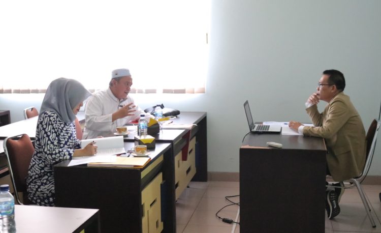 Rektor IIB Darmajaya Uji Tesis CEO Radar Lampung TV